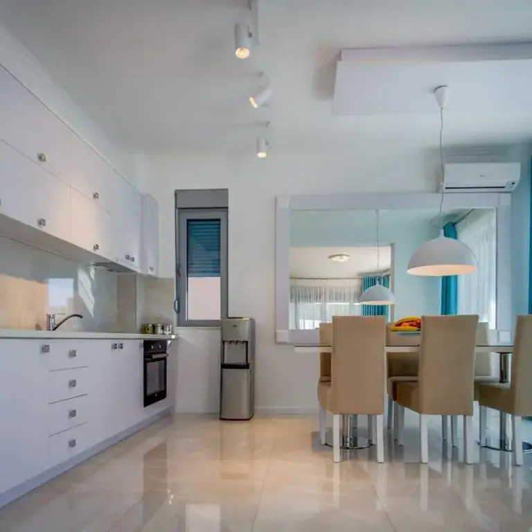 Trpezarija i kuhinja u jednom od apartmana