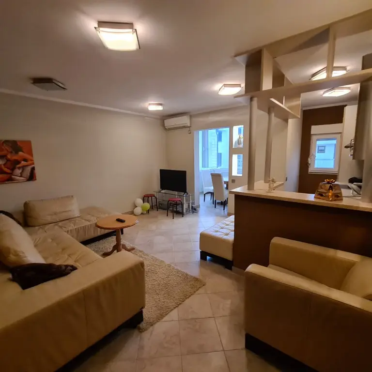 Dnevni boravak gledano sa ulaznih vrata