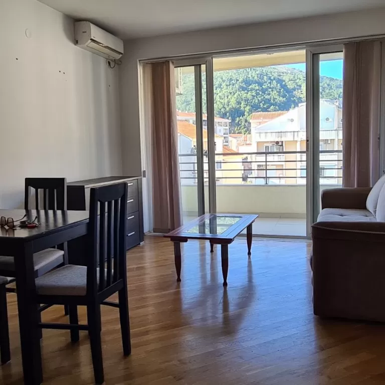 Dnevni boravak posjeduje izlaz na terasu