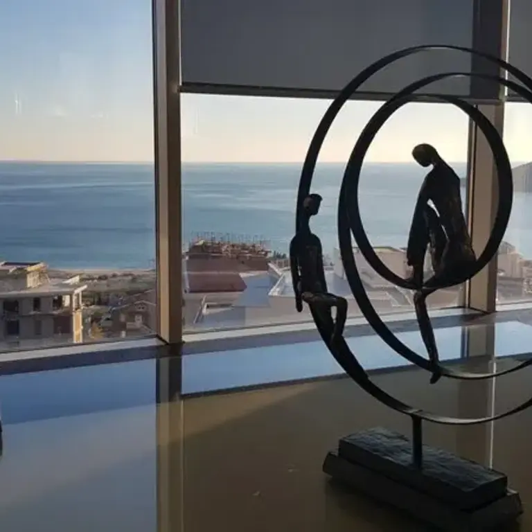 Iz svake prostorije u stanu pruza se panoramni pogled na more
