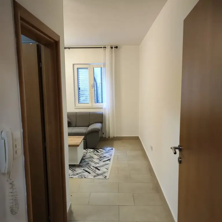 Hodnik i ulaz u jedan od apartmana