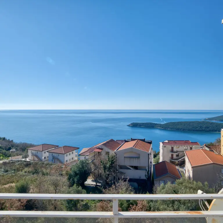 Stan posjeduje frontalni pogled na more