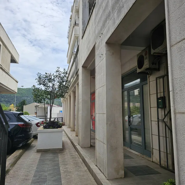 U istoj zgradi se nalazi vise poslovnih prostora