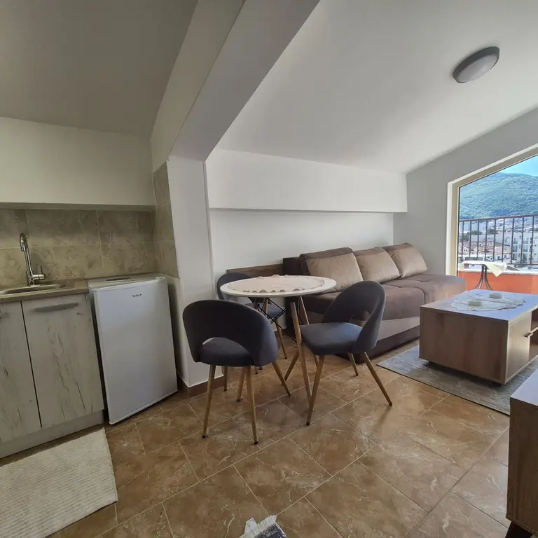 Dnevni boravak posmatrano sa ulaza