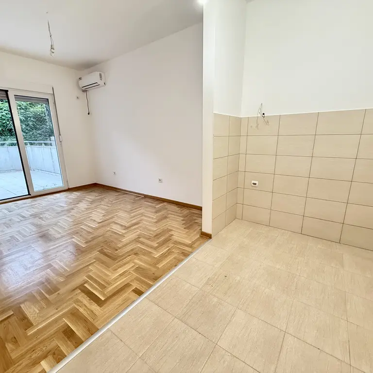 Dnevni boravak posmatrano iz kuhinje
