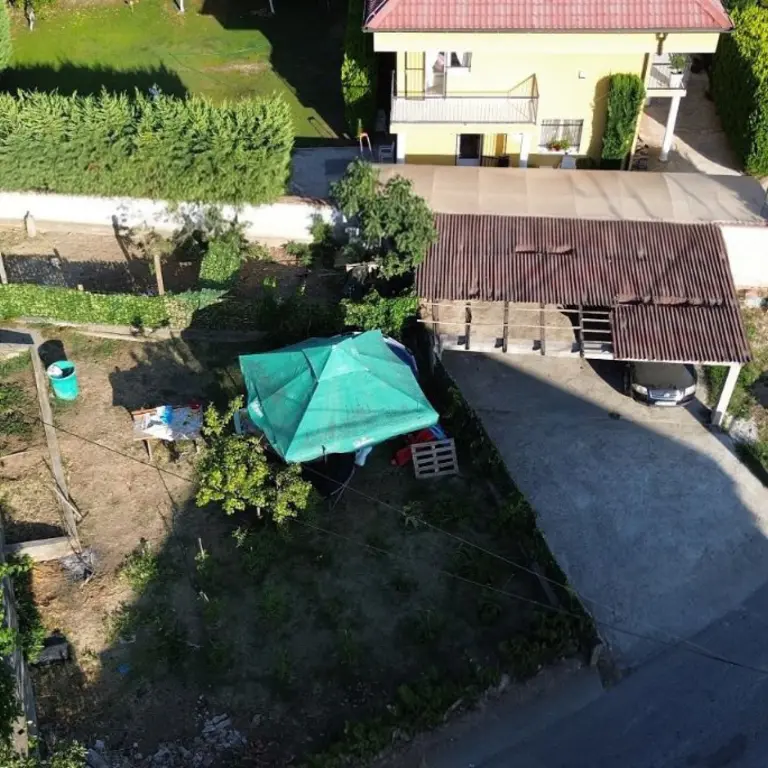 Na njemu je moguca izgradnja objekta spratnosti P+S+PK