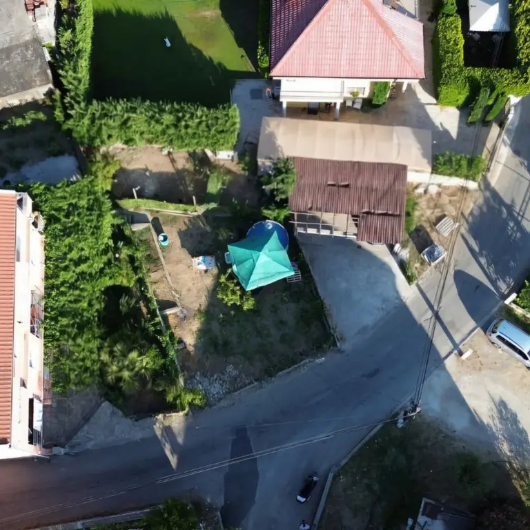 Na placu postoje voda i struja