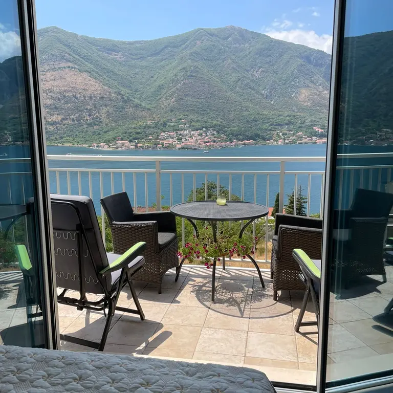 Stan posjeduje panoramski pogled na more