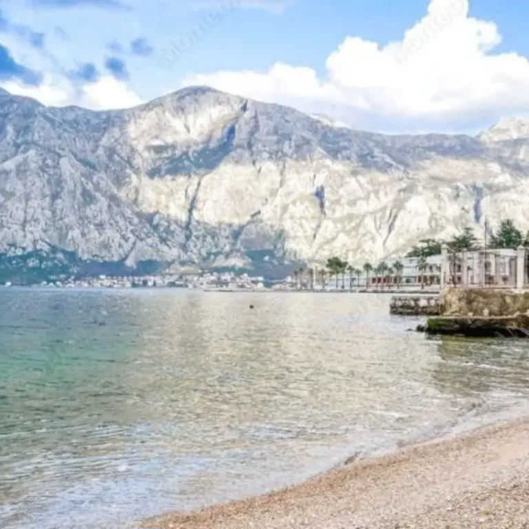 Kuca se nalazi na samoj obali mora