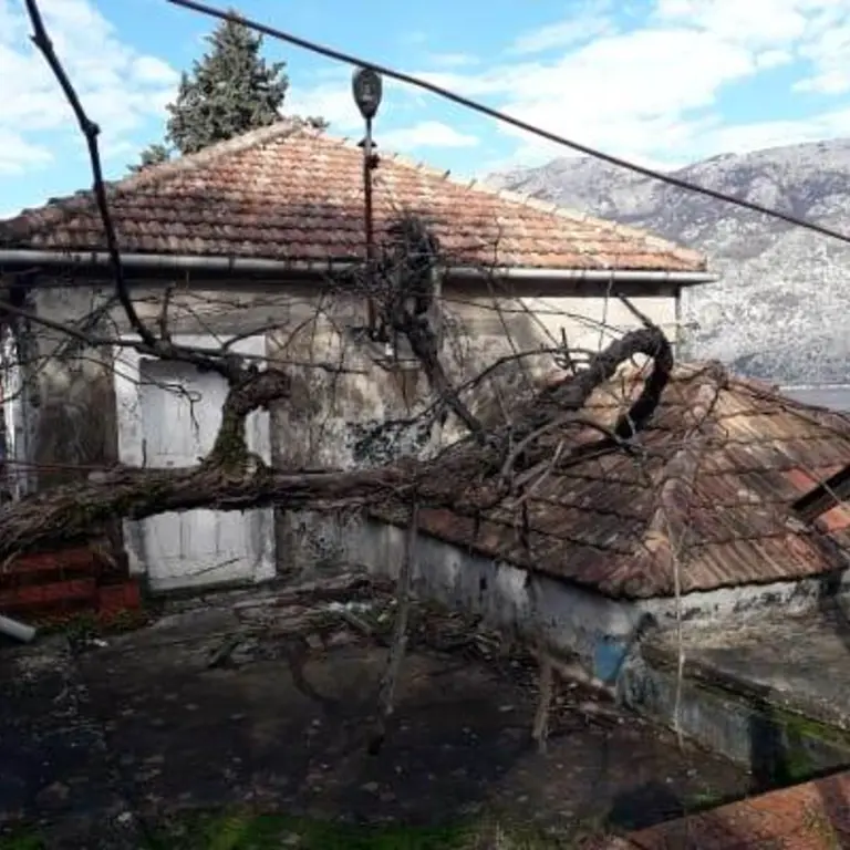 Zemljiste posjeduje UTT uslove za izgradnju  stambenog prostora povrsine  712m2