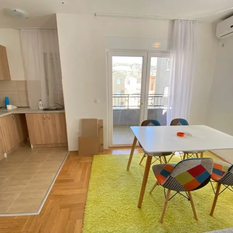 Kuhinja sa trpezarijom