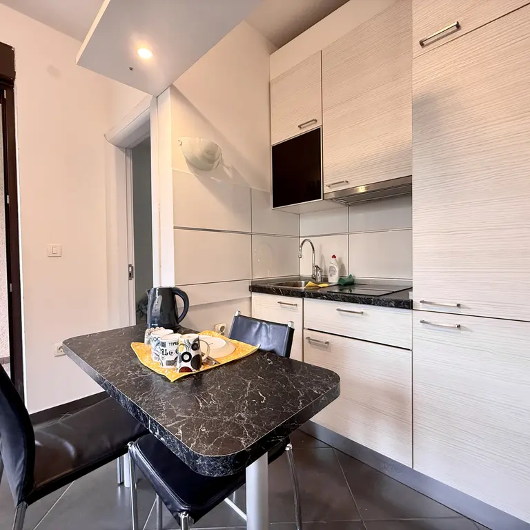 Kuhinja sa trpezarijom