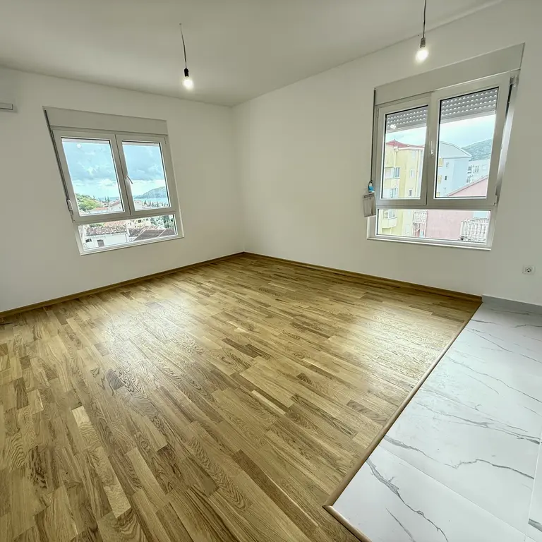 Dnevni boravak posmatrano sa ulaznih vrata