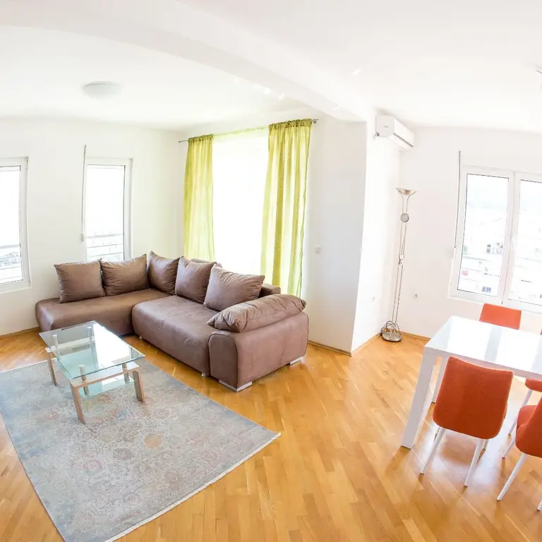 Dnevni boravak sa trpezarijom Dnevni boravak sa trpezarijom