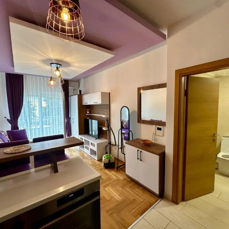 Dnevni boravak posmatrano iz kuhinje