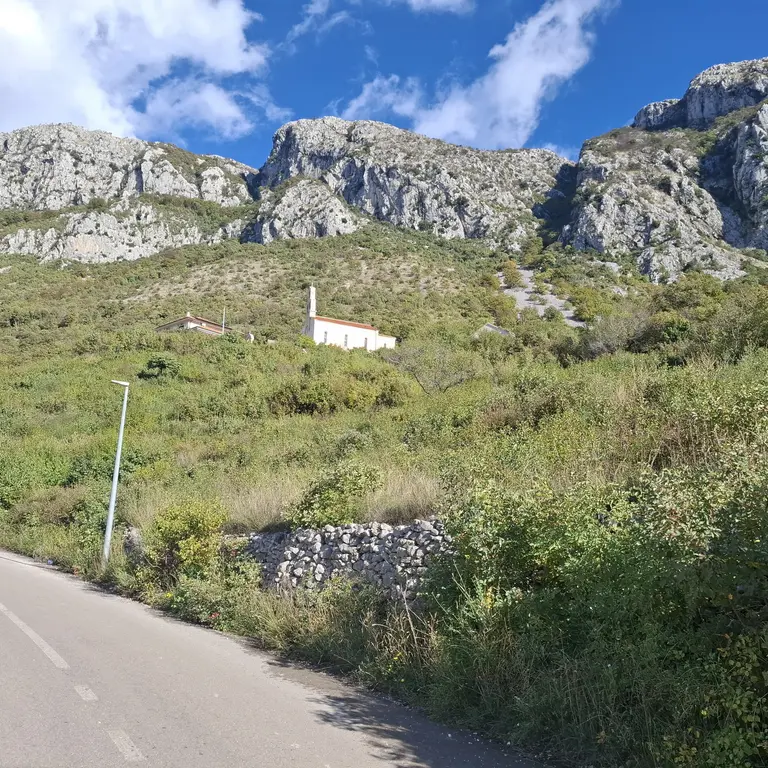 Moguca je izgradnja 3-5 objekata turisticke namjene spratnosti S+P+1 prema UTU