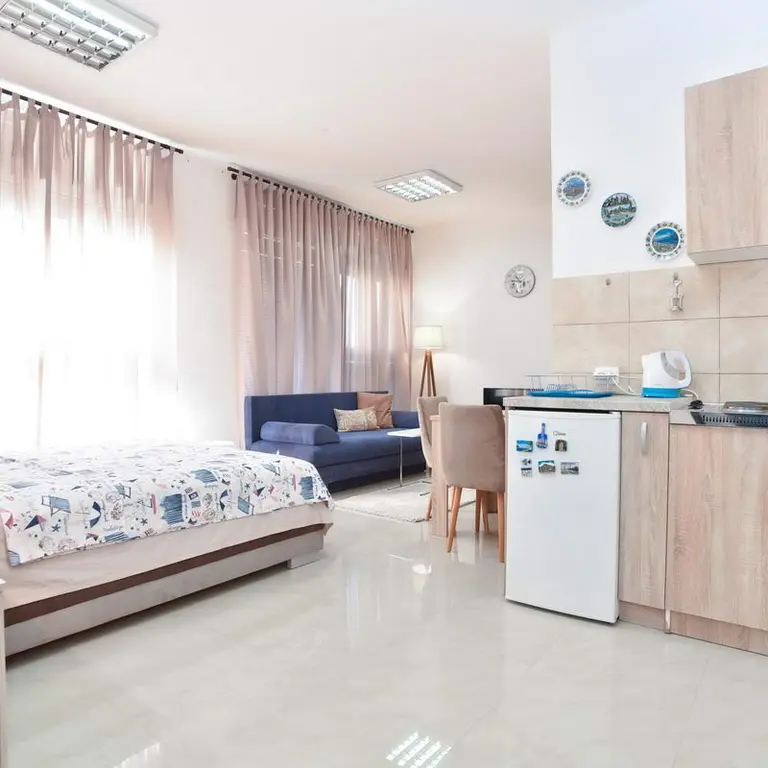 Garsonjera posmatrano sa ulaznih vrata