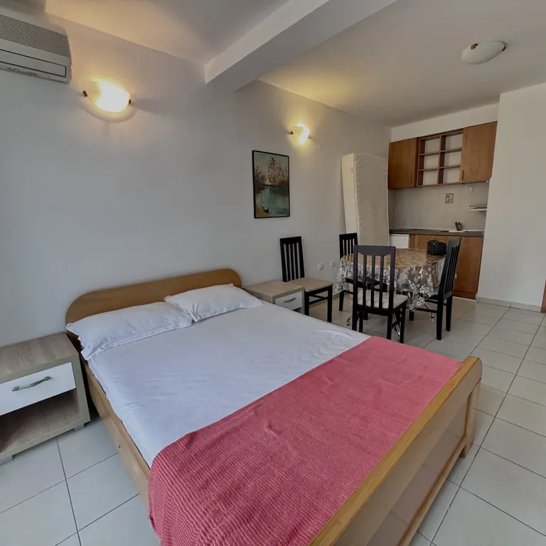 Dnevni boravak sa kuhinjom i trpezarijom