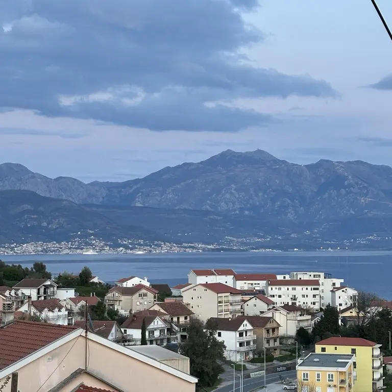 Stan posjeduje panoramski pogled na more