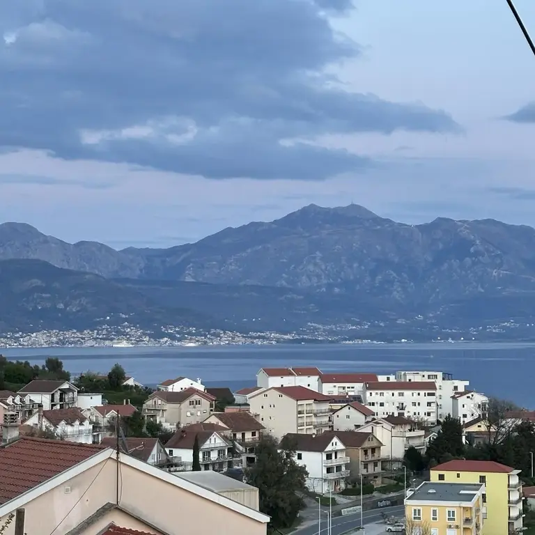Stan posjeduje panoramski pogled na more
