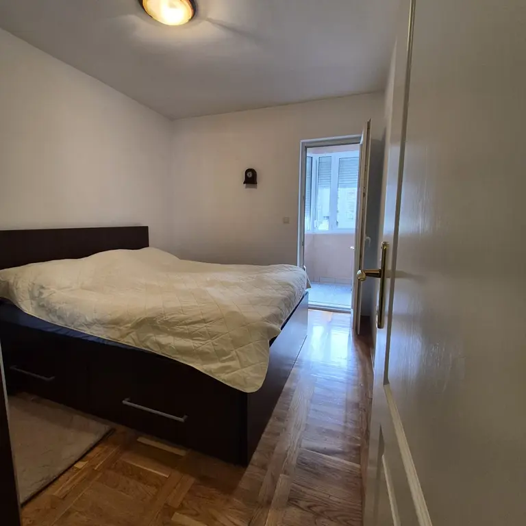 Spavaca soba posmatrano sa ulaznih vrata