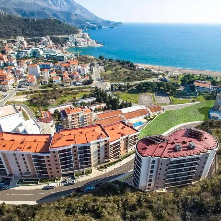 Stan se nalazi u kompleksu Anatolija na oko 300 m udaljenosti od mora