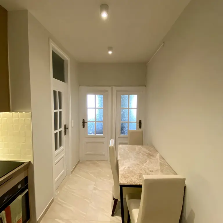 Dio kuhinje sa trpezarijom