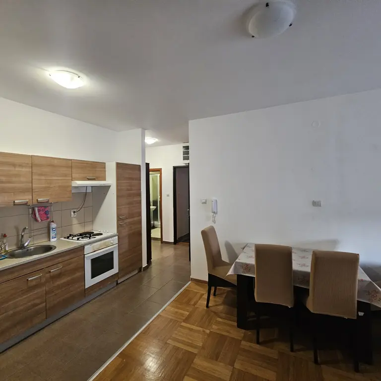 Kuhinja sa trpezarijom