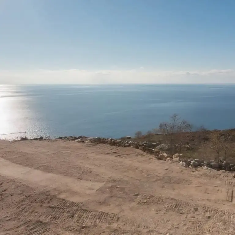 Posjeduje dozvolu za izgradnju objekta bruto povrsine 2555m2