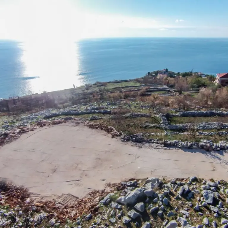 Zemljiste posjeduje panoramski pogled na more