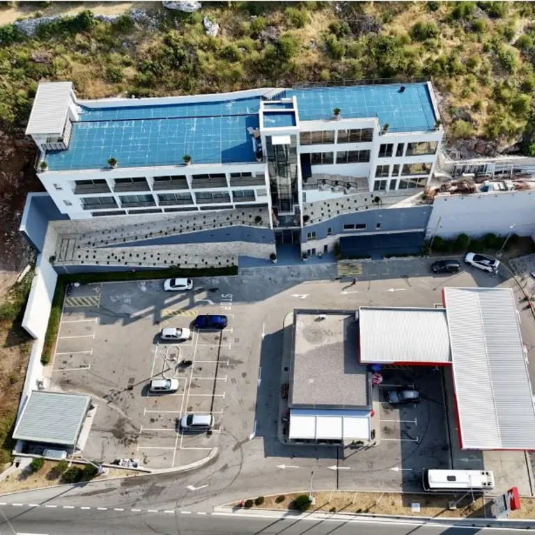 Spoljasnji izgled hotelskog tipa sa pumpom