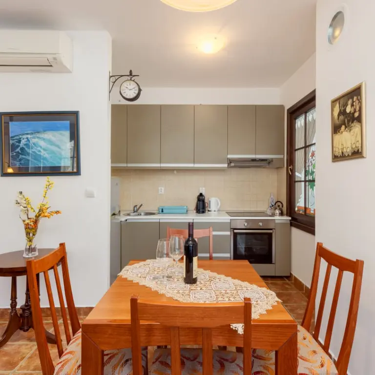 Kuhinja sa trpezarijom