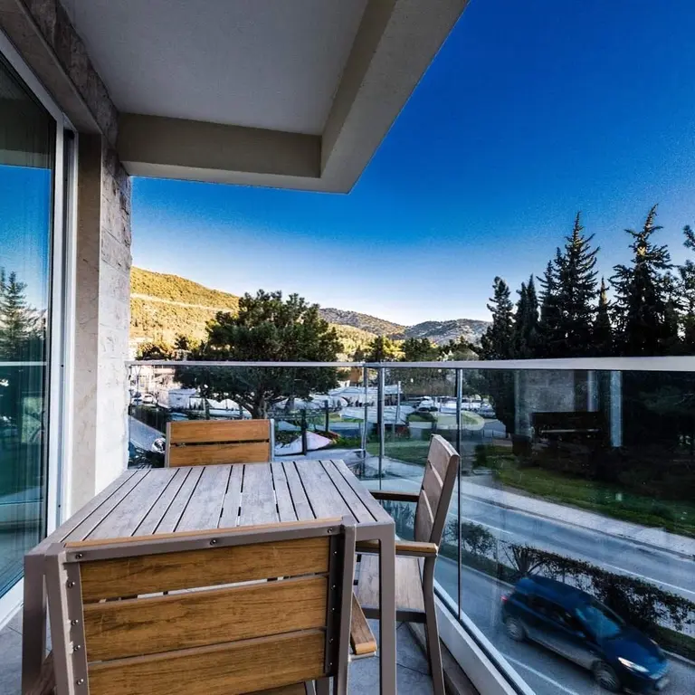 Stanovi u zavisnosti od polozaja posjeduju pogled na more