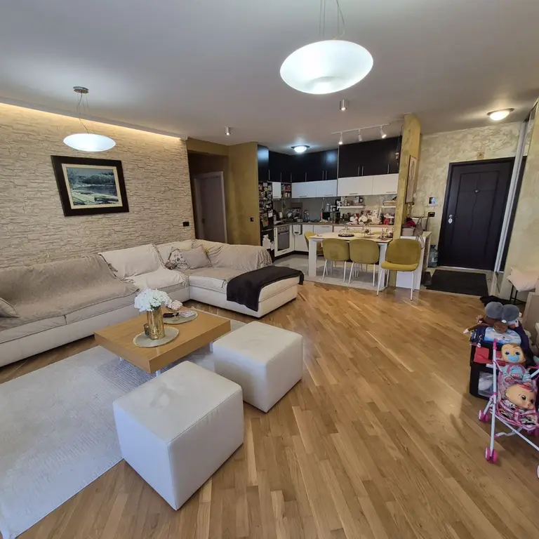 Dnevni boravak posmatrano sa terase