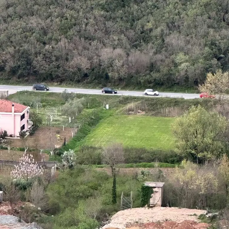 Zemljiste se nalazi uz sami magistralni put