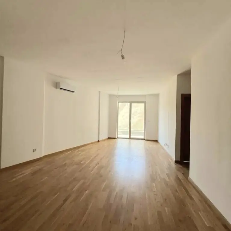 Dnevni boravak posmatrano sa ulaznih vrata