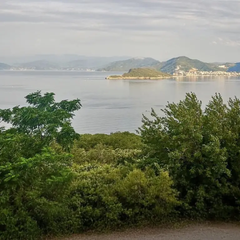 Zemljiste posjeduje panoramsk ipogled na more