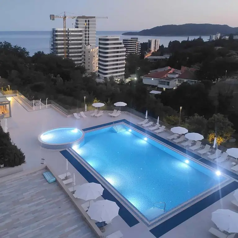 Kompleks posjeduje bazen