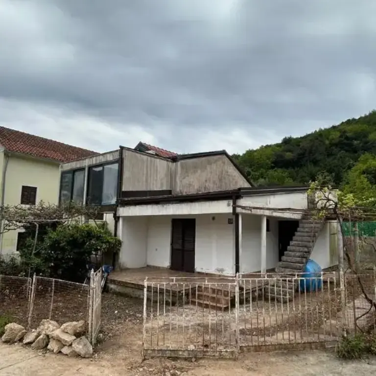 Nekretnini je potrebna renovacija, postoji mogucnost nadogradnje