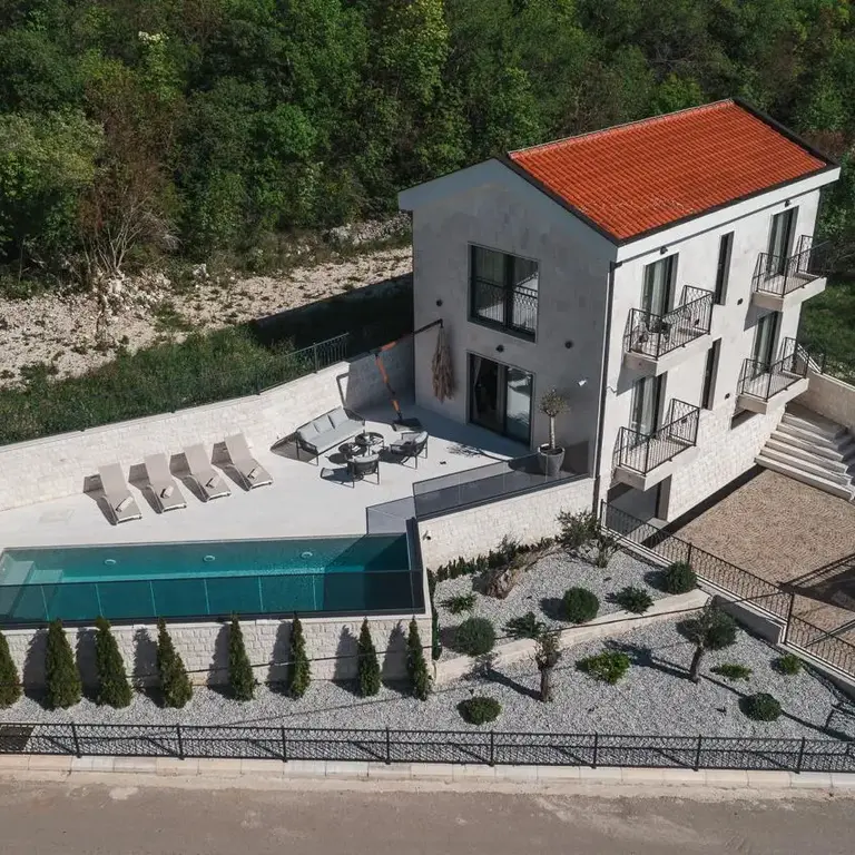 Vila je rasporedjena na tri novoa
