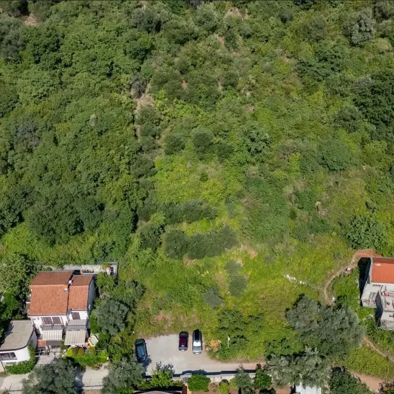 Zemljiste posjeduje ukupnu povrsinu od 900m2 i kaskadno je postavljeno