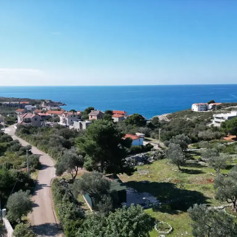 Zemljiste posjeduje pogled na more