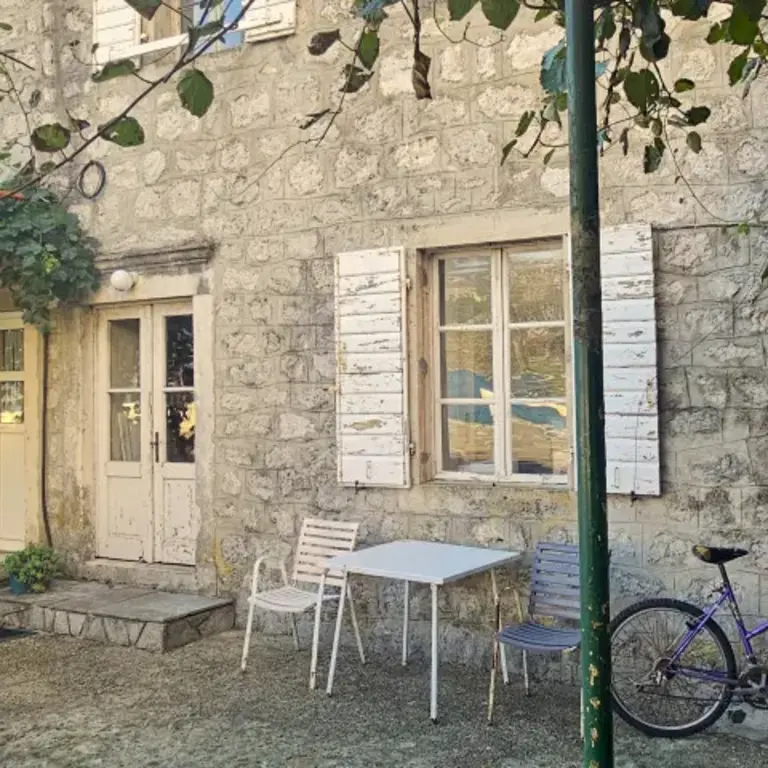 U pitanju je stara kamena kuca kojoj je potrebna renovacija