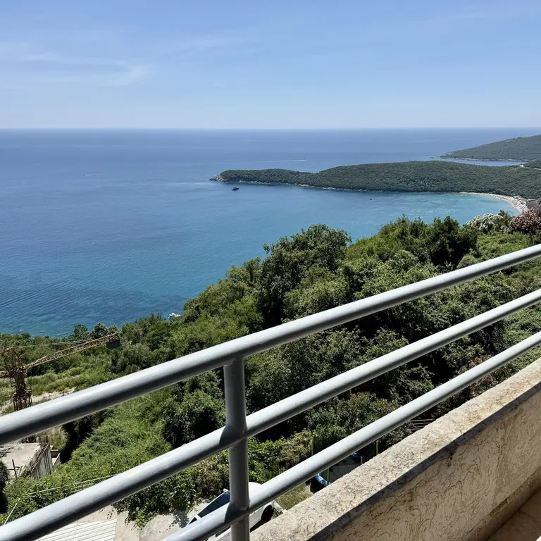 Stan posjeduje panoramski pogled na more