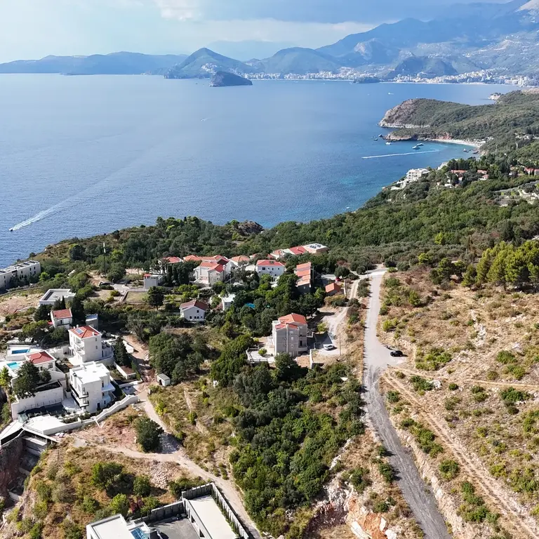 Posjeduje dozvolu za izgradnju objekta bruto povrsine 330m2