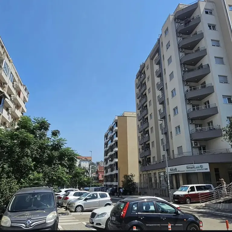 Stan se nalazi na odlicnoj lokaciji za zivot