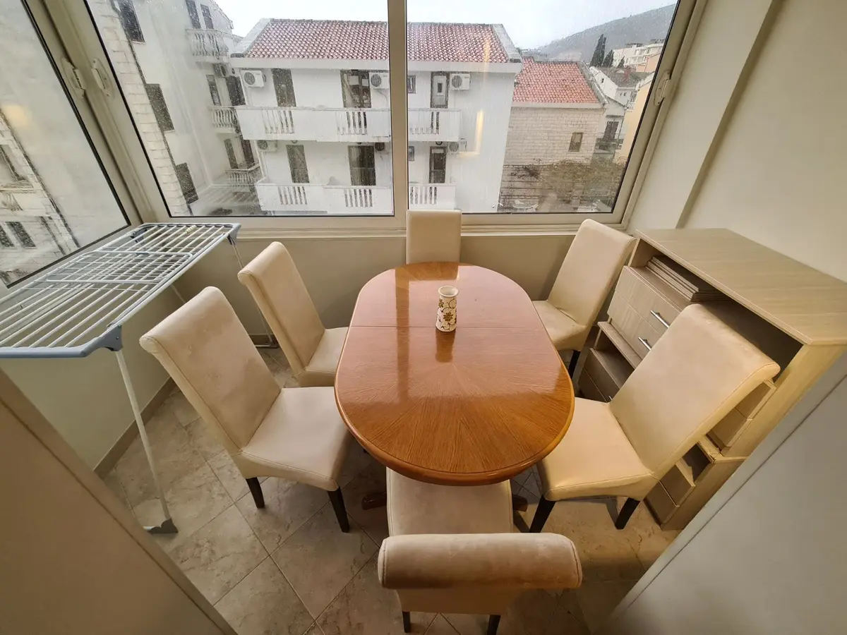 Na zastakljenoj terasi nalazi se trpezarija