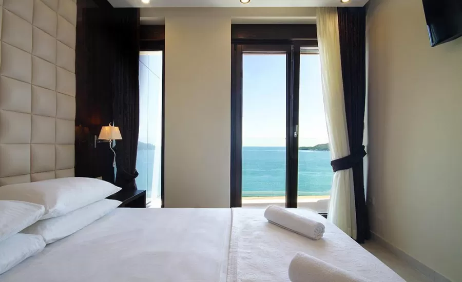 I iz spavace sobe se pruza panoramski pogled na more