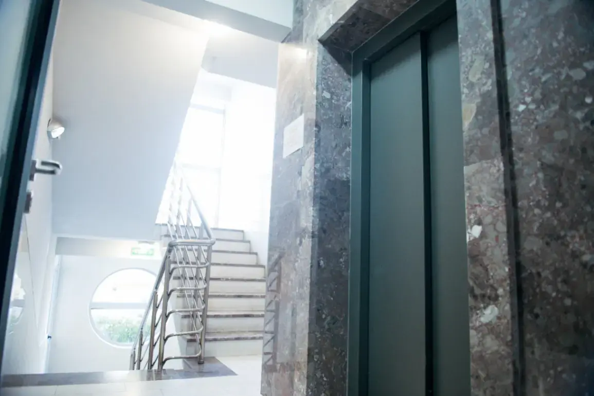 Zgrada posjeduje lift