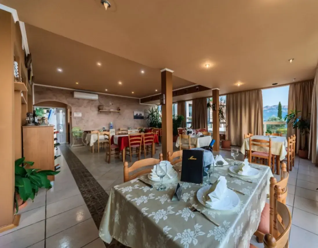 Na trecoj etazi vile se nalazi restoran sa kuhinjom